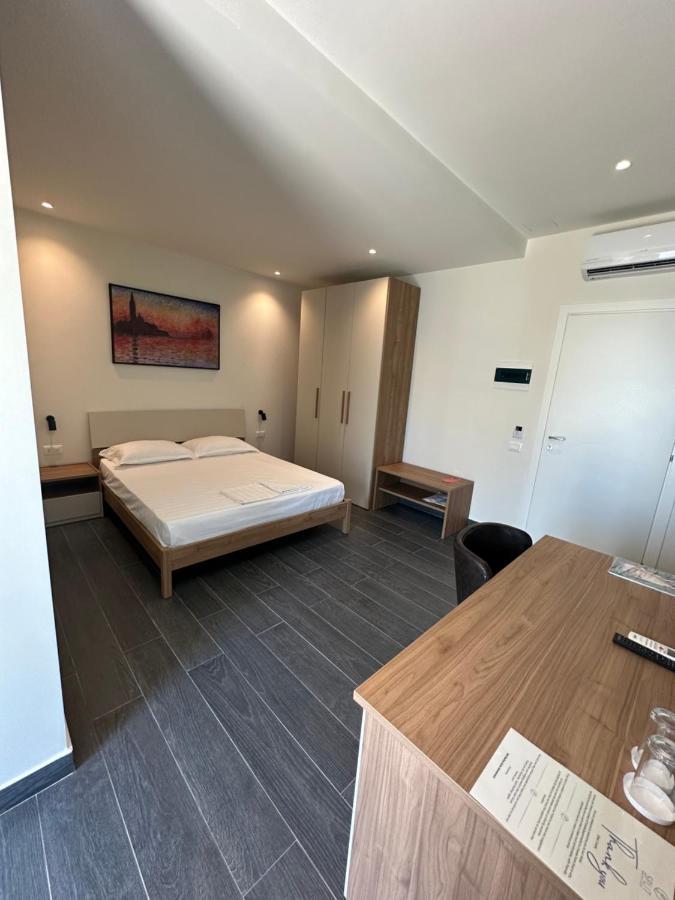 Split Rooftop Suites Durrës Eksteriør bilde